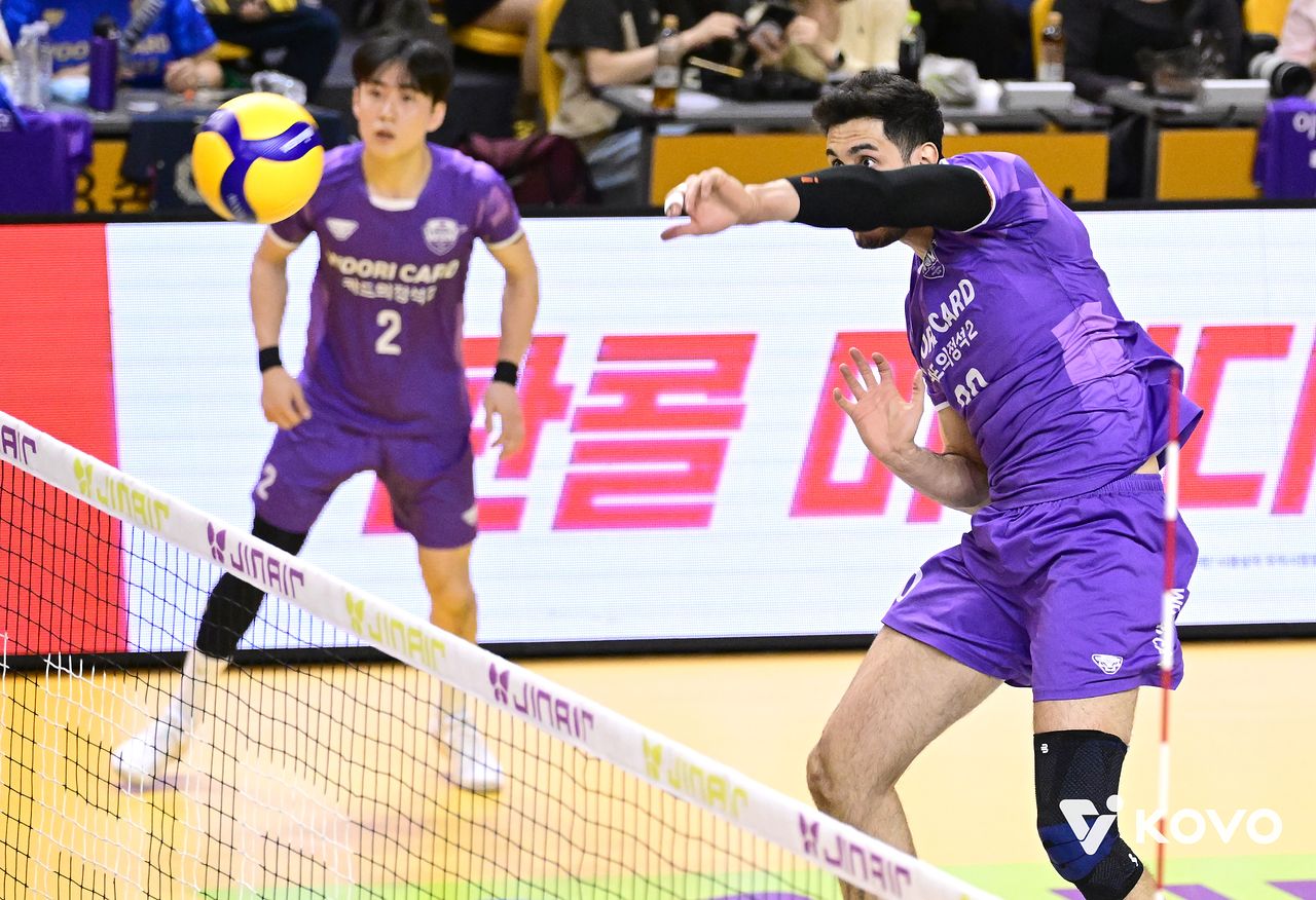 25일 의정부 경민대체육관에서 열린 KB손해보험과의 경기에서 공격하는 우리카드 아라우조. 사진 한국배구연맹