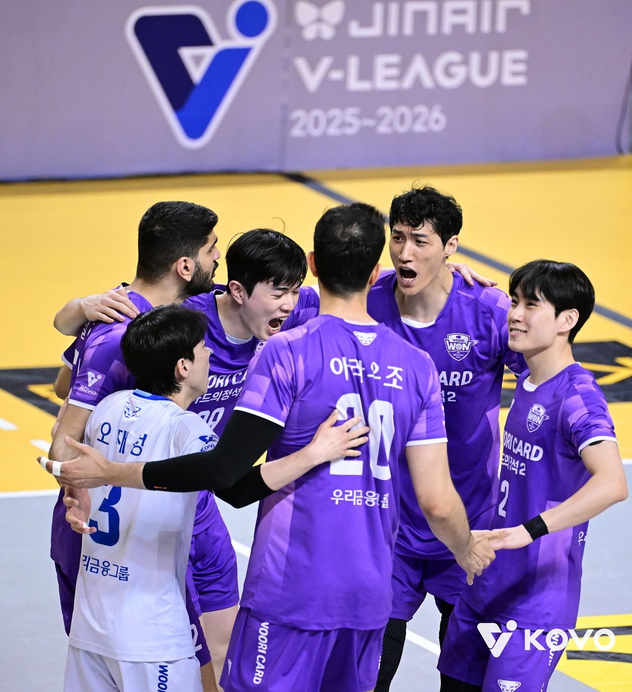 25일 의정부 경민대체육관에서 열린 KB손해보험과의 준플레이오프에서 득점한 뒤 기뻐하는 우리카드 선수들. 사진 한국배구연맹