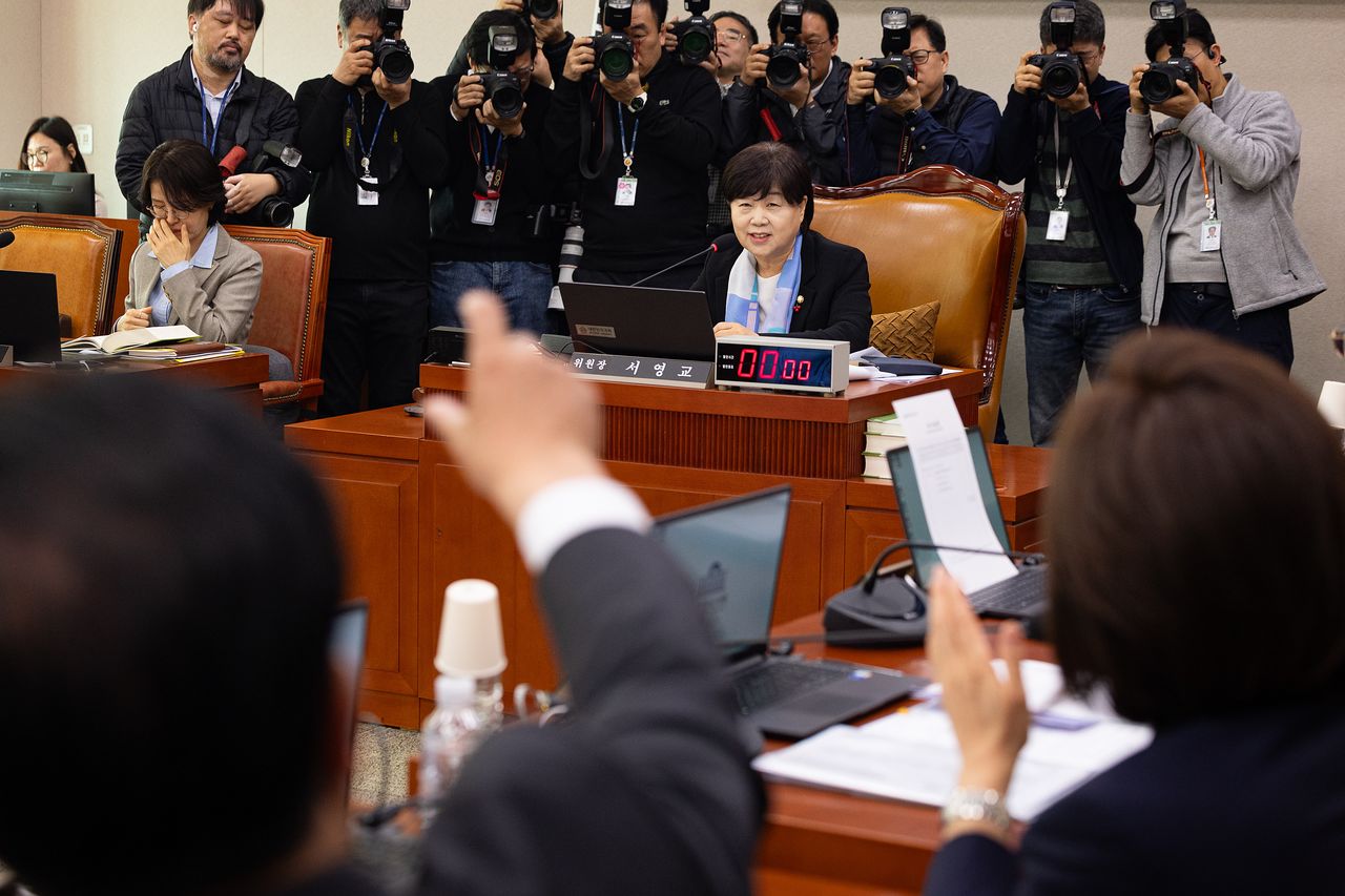 25일 서울 여의도 국회에서 열린 제433회 국회(임시회) 윤석열 정권 정치검찰 조작기소 의혹 사건 진상규명 국정조사특별위원회 제2차 전체회의에서 국민의힘 의원들이 서영교 위원장의 국회법 해설서 관련 발언에 대해 항의하고 있다. 뉴스1