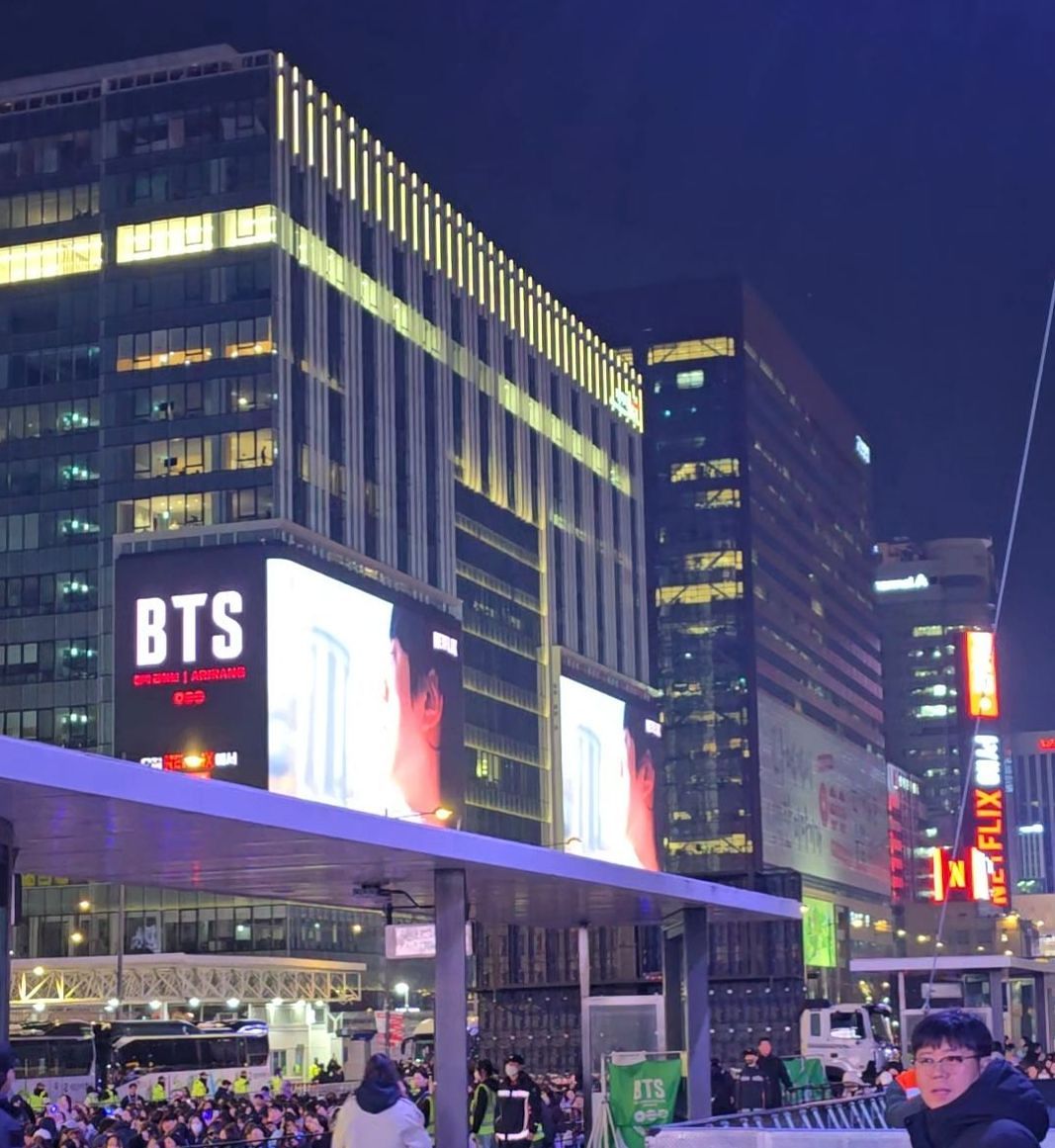 광화문 앞 무대에서 눈을 돌려 뒤를 보면 전광판 불빛이 흘러내리는 도심이 떡 하니 서 있는 비현실적인 광경이 펼쳐진다. 서울만의 정체성을 보여주는 장소다. 안혜리 기자