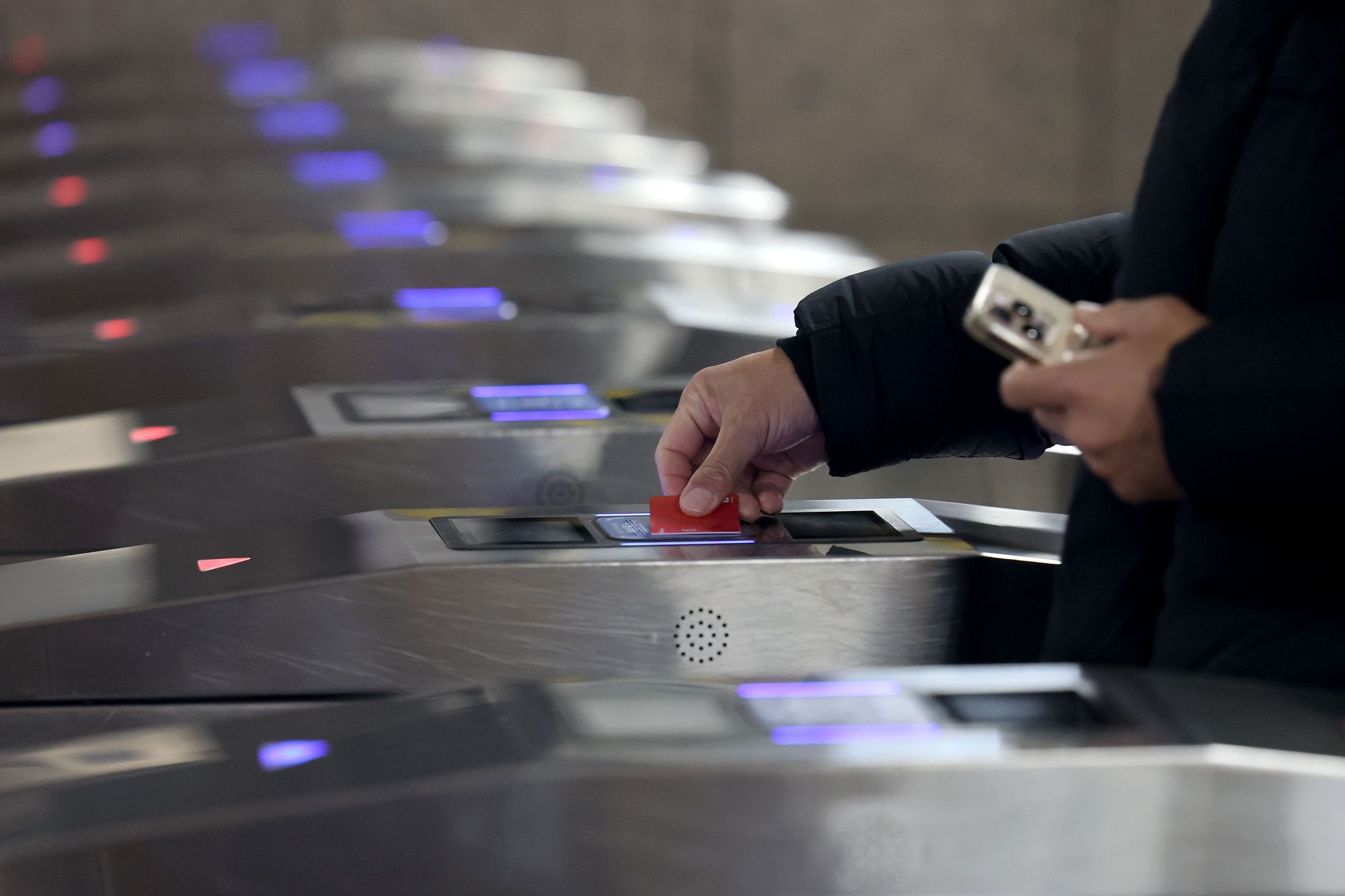 서울의 한 지하철역 개찰구에서 한 시민이 교통카드를 태그하고 있는 모습. 뉴스1