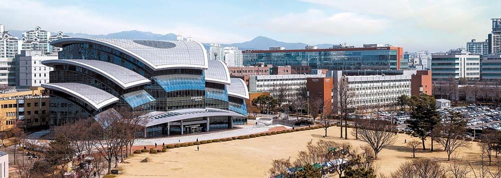 수원 자연과학캠퍼스(율전)에는 연면적 1만5000평 규모의 첨단 연구시설 ‘센터 및 CNS센터’가 연구 거점으로 운영 중이다.