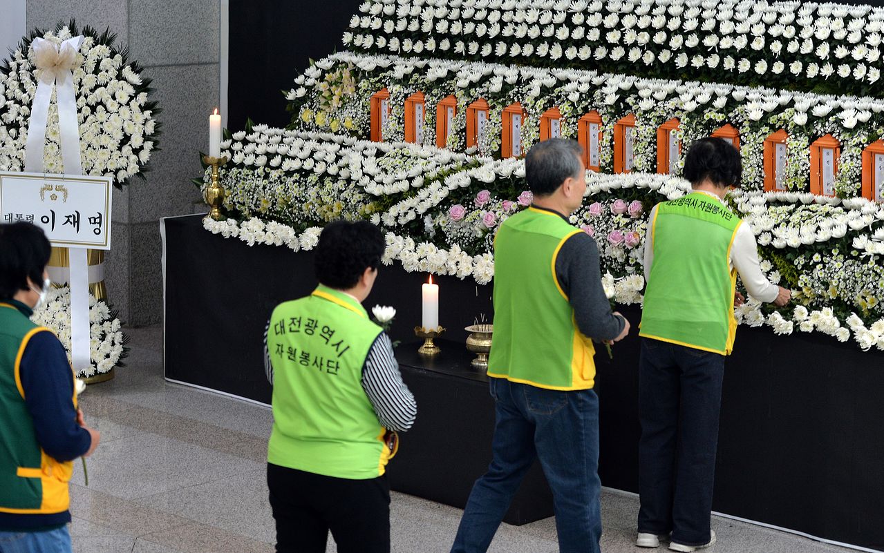 대전시청에 마련된 안전공업 화재 희생자 합동분향소에서 대전시 자원봉사단원들이 고인을 추모하고 있다. 김성태 객원기자
