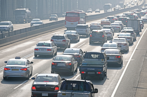 25일 금융감독원에 따르면, 지난해 보험사의 자동차보험 손해율이 87.5%로 집계됐다. 보험료 인상, 심사 강화 등 소비자 피해로 이어질 거란 우려가 나온다. 연합뉴스