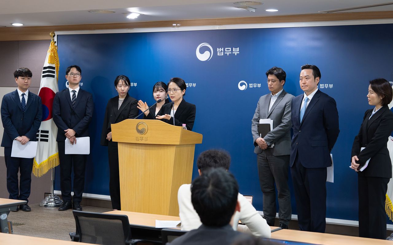 쉰들러 ISDS 승소 관련 브리핑. 왼쪽부터 임강우 전문위원, 윤동민 공익법무관, 정승희 전문위원, 김혜연 사무관, 조아라 과장, 염호영 검사, 양준열 검사, 박소연 사무관. 법무부 제공