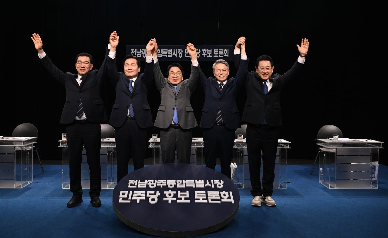 25일 광주 서구 KBC광주방송에서 열린 민주당 전남광주특별시장 본경선 토론회에서 후보들이 승리를 다짐하고 있다. 왼쪽부터 신정훈, 주철현, 강기정, 민형배, 김영록 후보. 뉴스1