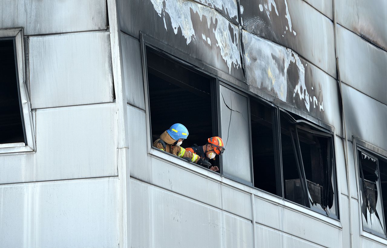 대형화재로 사망과 부상 등 70여 명의 인명피해가 발생한 대전 안전공업 화재 현장에서 지난 24일 소방당국이 불법 증축으로 확인된 공장 내부를 감식하고 있다. 김성태 객원기자