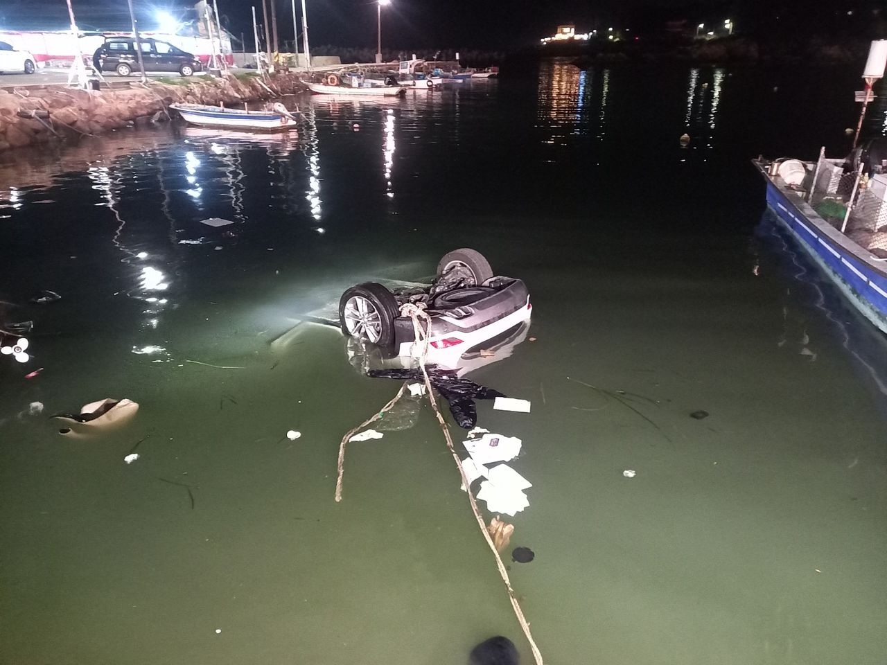 지난 24일 오후 7시19분쯤 부산 기장군 죽성항에서 40대 엄마와 10대 자녀 2명이 탑승한 SUV가 바다에 빠져 소방이 구조하고 있다. 이 사고로 엄마가 숨졌다. 사진 부산소방재난본부