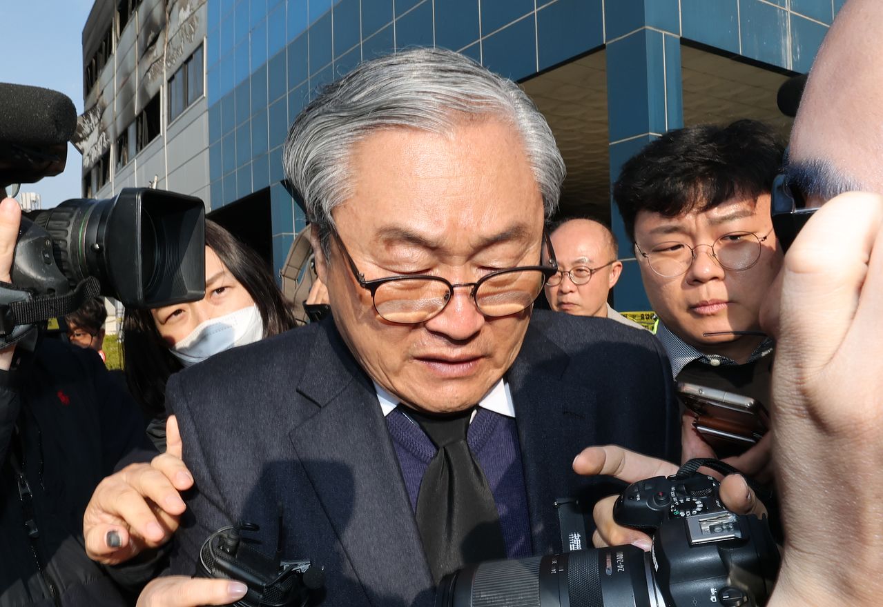 손주환 안전공업 대표가 23일 경찰·대전노동청 관계자들이 화재로 74명의 인명피해가 발생한 대전 대덕구 안전공업에 대해 압수수색을 진행하는 안전공업 사무실을 나서고 있다. 뉴스1