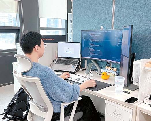 일학습병행 학습근로자가 업무하는 모습 [사진 한국산업인력공단]