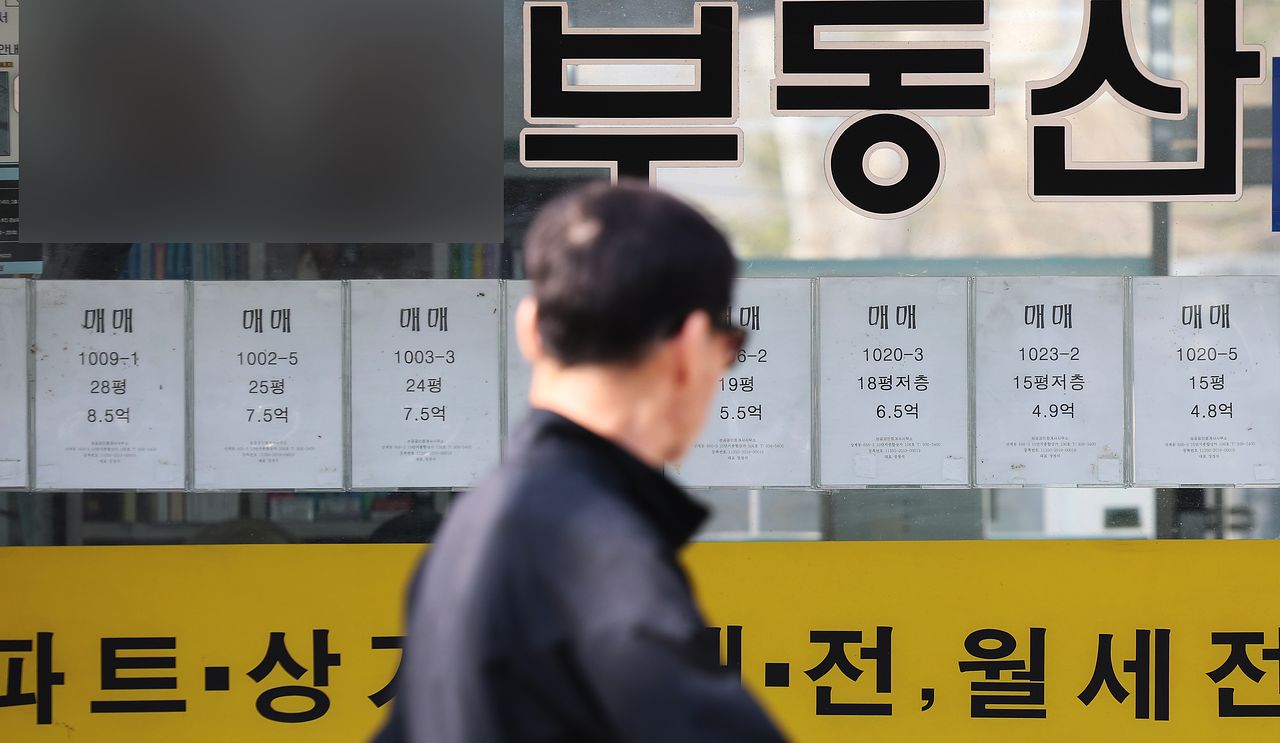 서울 노원구의 한 부동산에 게시된 매물 안내문. 뉴스1