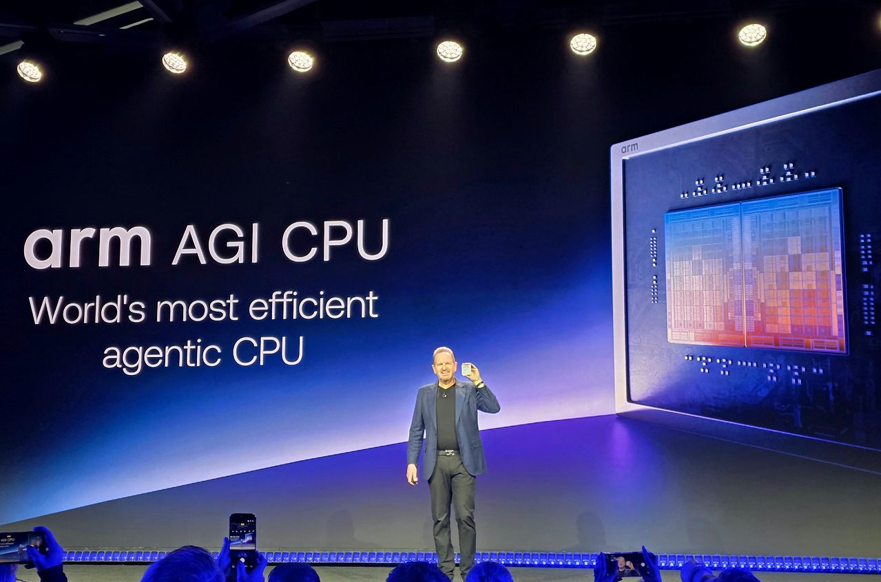 24일(현지시간) 미국 샌프란시스코 포트 메이슨 센터에서 열린 ‘Arm 에브리웨어’에서 르네 하스 Arm 최고경영자(CEO)가 ‘Arm AGI CPU’를 공개하고 있다. 이가람 기자