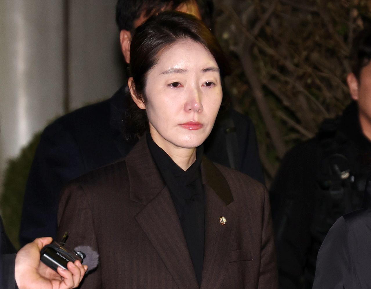 '1억 공천헌금' 의혹을 받는 강선우 무소속 의원이 지난 3일 오후 서울 서초구 중앙지법에서 열린 구속 전 피의자 심문을 마친 뒤 법정을 나서고 있다. 뉴스1