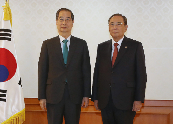 한덕수 전 국무총리가 서울 종로구 정부서울청사에서 열린 차관급 임명장 수여식에서 이세웅 평안북도지사에게 임명장 수여 후 기념촬영을 하고 있다. [뉴스1]