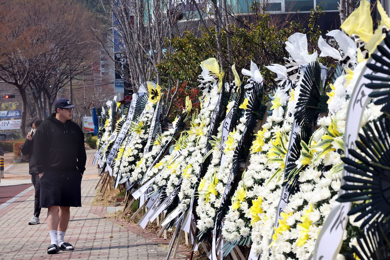 26일 전남 순천시 왕지동 광주지법 순천지원 앞 에 친모의 학대로 숨진 생후 4개월 '해든이'를 추모하는 화환이 늘어서 있다. 뉴스1