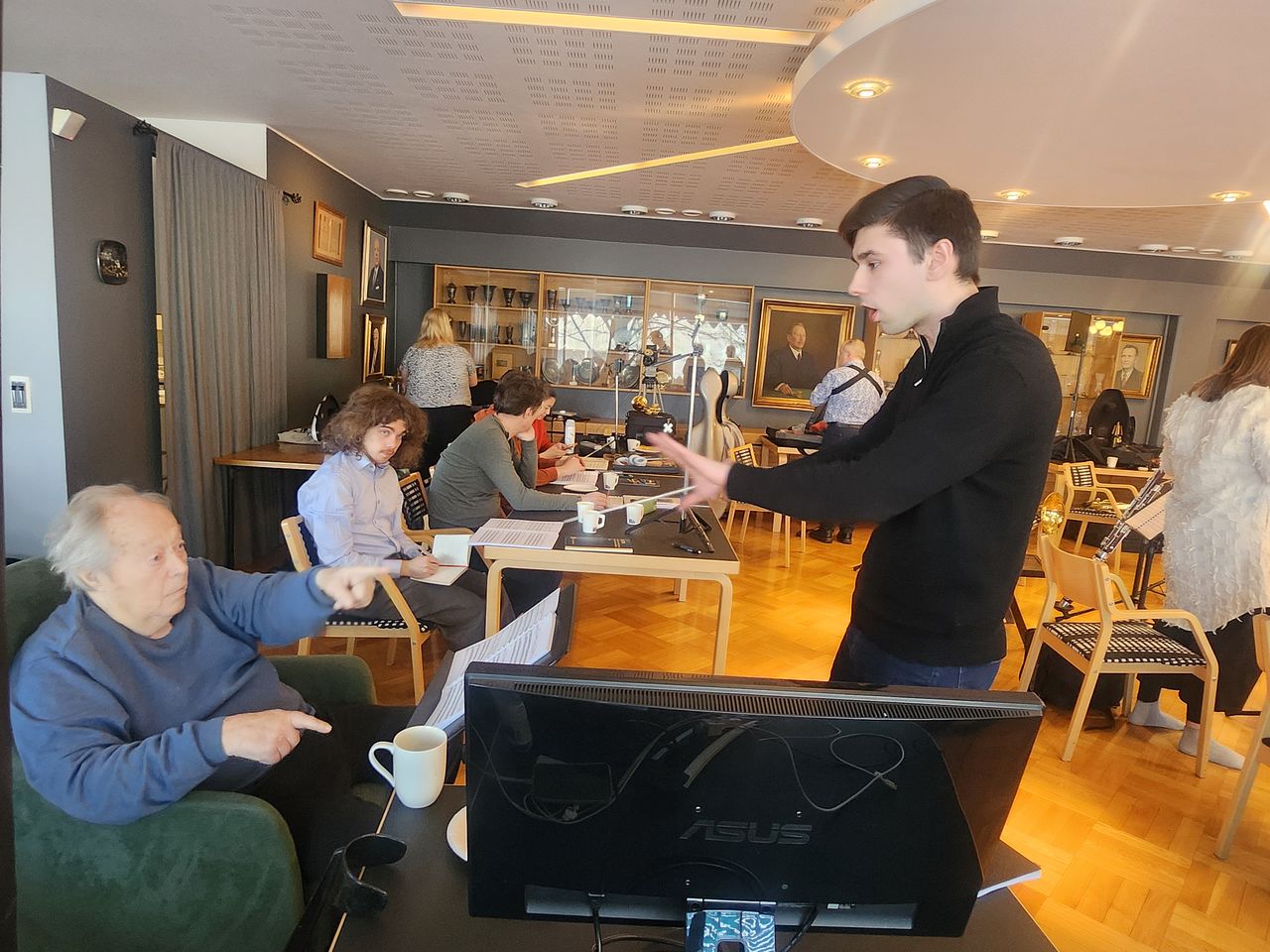 소규모 오케스트라와 한 달에 한 번 꼴로 지휘 워크숍을 여는 파눌라. 김호정 음악에디터