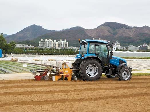 노지 스마트농업 콩 성능시험장’에서 통합관제시스템에 연결돼 있는 ‘자율주행 트랙터’.