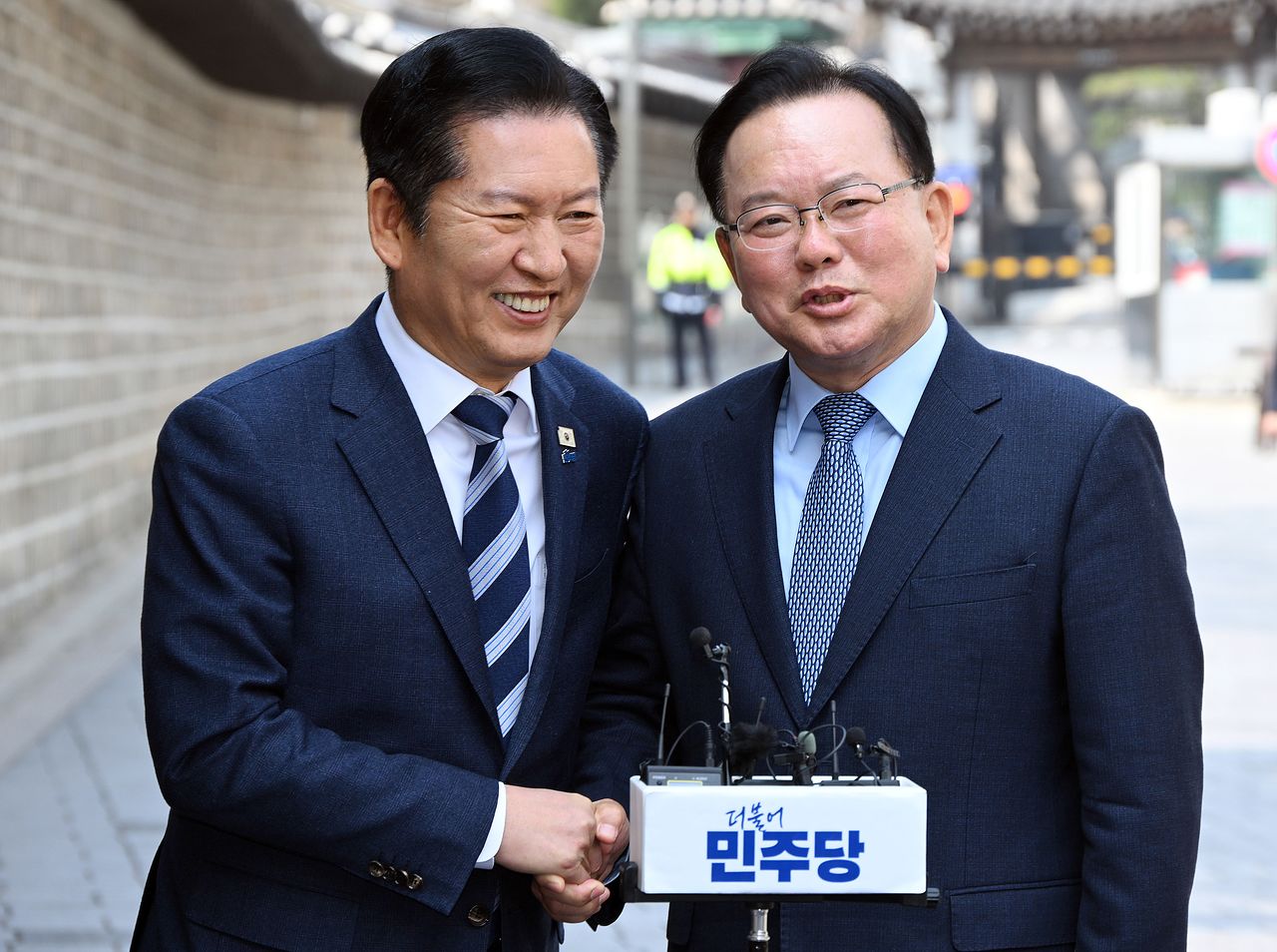 정청래 더불어민주당 대표와 김부겸 전 국무총리가 26일 서울 중구 달개비에서 회동을 마치고 취재진 질문에 답변하고 있다. 국회사진기자단