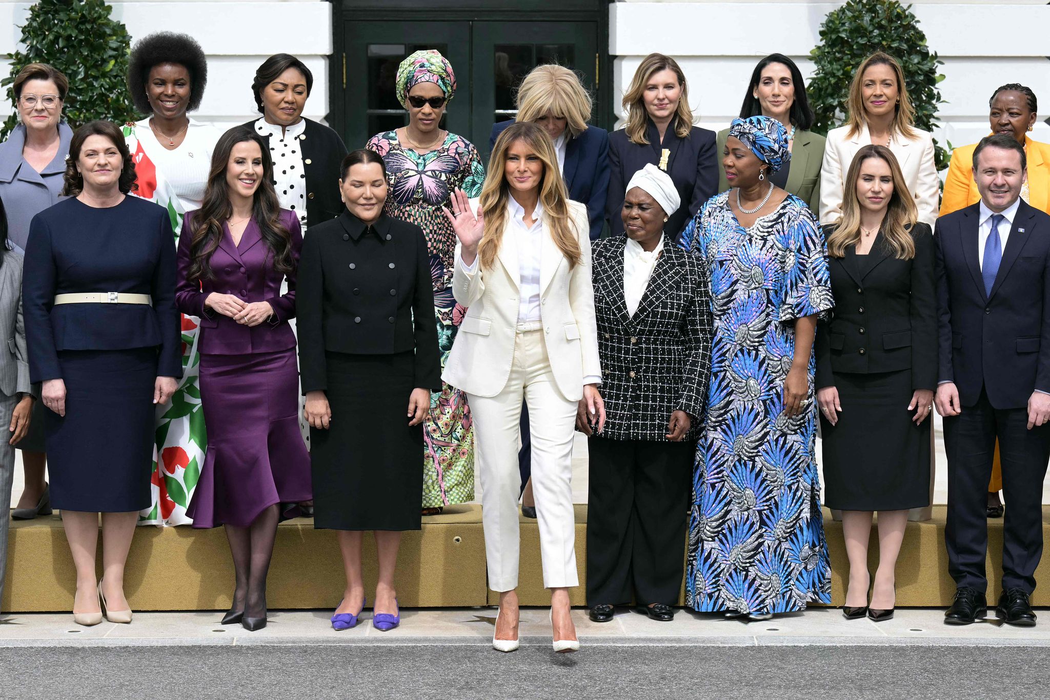 25일(현지시간) 미국 워싱턴 DC 백악관에서 열린 ‘함께 미래를 가꾸는 글로벌 연합’ 창립 회의에서 멜라니아 트럼프 미국 영부인(가운데)이 세계 각국 정상들의 배우자들과 함께 가족 사진을 찍고 있다. AFP=연합뉴스