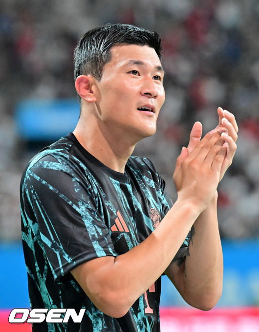 [OSEN=서울월드컵경기장, 조은정 기자] 김민재(28, 바이에른 뮌헨)가손흥민(32, 토트넘)에게 향하는 공을 깔끔하게 막아내는 장면은 쿠팡플레이 시리즈 2경기 하이라이트였다.뮌헨은 3일 오후 8시 서울월드컵경기장에서 열린 토트넘과 2024 쿠팡플레이 시리즈 2경기에서 2-1로 이겼다.1900년 창단이후 첫 방한으로 치른 경기에서 뮌헨은 승전고를 울렸다. 김민재가 손흥민을 상대로 판정승을 거뒀다.경기 종료 후 뮌헨 김민재가 팬들에게 인사를 하고 있다. 2024.08.03 /cej@osen.co.kr