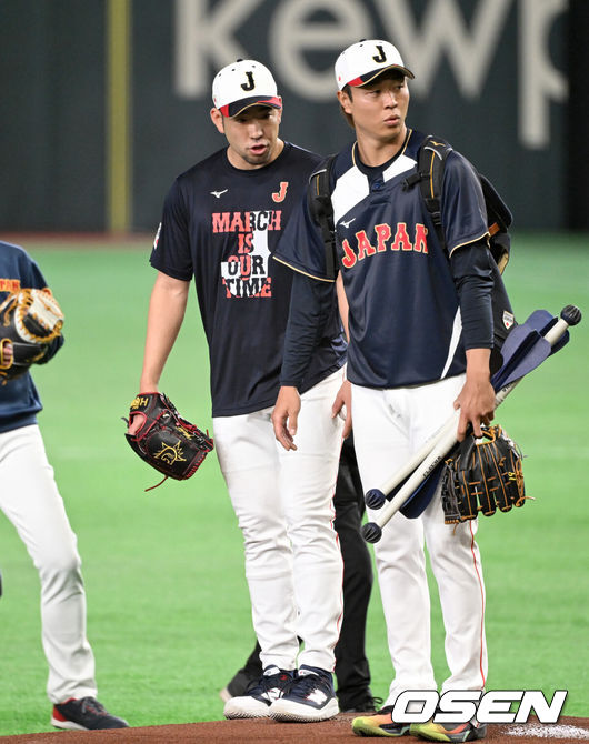[OSEN=도쿄(일본), 손용호 기자] 6일 일본 도쿄돔에서 월드베이스볼클래식(WBC) 조별리그 C조 일본과 대만의 경기가열렸다. 경기에 앞서 일본 기쿠치 유세이가 마운드를 점검하고 있다. 2026.03.06/spjj@osen.co.kr