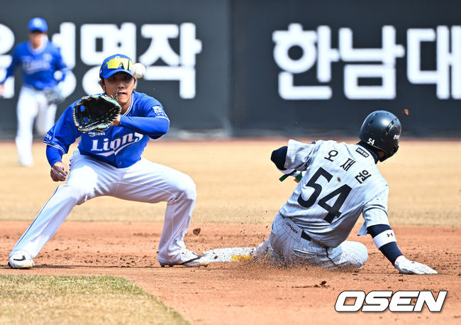 [OSEN=대전, 민경훈 기자] 12일 대전 한화생명볼파크에서 2026 신한 SOL KBO리그 시범경기 한화 이글스와 삼성 라이온즈의 경기가 열렸다.시범경기는오늘(12일)부터오는 24일까지 진행되며, 각 팀이 12경기씩 치러 총 60경기가 펼쳐진다.1회말 무사 주자 1루 한화 페라자의 1루수 앞 땅볼때 오재원이 2루에 세이프 되고 있다.  2026.03.12 /rumi@osen.co.kr