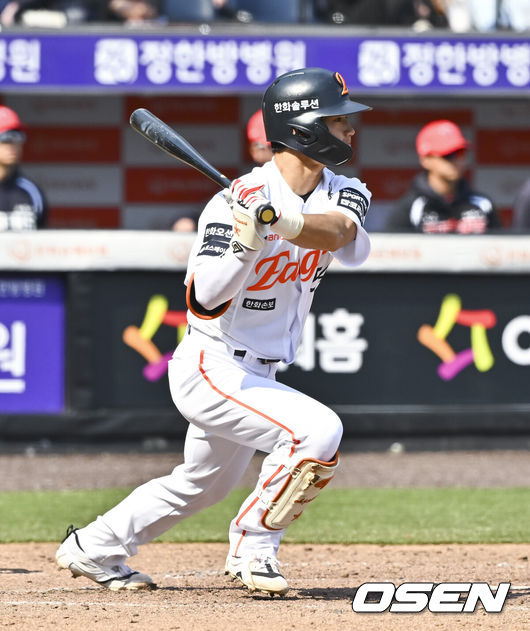 [OSEN=대전, 박준형 기자] 20일 오후 대전 한화생명볼파크에서 2026 신한 SOL KBO 리그 시범경기 한화 이글스와 KIA 타이거즈의 경기를 진행됐다.전날 한화는 4-5로 끌려가다 9회말 허인서의 동점 홈런과 김태연의 끝내기 홈런으로 7-5 역전승을 거두고 2연패를 끊었다.4회말 한화 선두타자 오재원이 안타를 날리고 있다.   2026.03.20 / soul1014@osen.co.kr