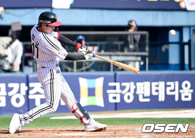 [OSEN=잠실, 최규한 기자] 23일 서울 잠실야구장에서 ‘2026 신한 SOL KBO리그’ LG 트윈스와 키움 히어로즈의 시범경기가 열렸다.홈팀 LG는 라클란 웰스, 방문팀 키움은 하영민을 선발로 내세웠다.7회말 2사 주자없는 상황 LG 강민균이 추격의 좌월 솔로포를 날리고 있다. 2026.03.23 / dreamer@osen.co.kr