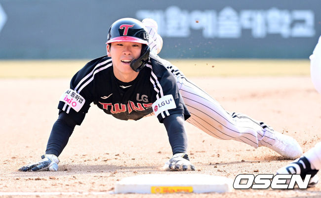 [OSEN=인천, 최규한 기자] 20일 인천 SSG랜더스필드에서 ‘2026 신한 SOL KBO리그’ 시범경기 SSG 랜더스와 LG 트윈스 경기가 열렸다.홈팀 SSG는 김민준, 방문팀 LG는 요니 치리노스를 선발로 내세웠다.8회초 1사 2루 상황 LG 송찬의 타석 때 상대 폭투를 틈타 3루로 내달려 세이프되고 있다. 2026.03.20 / dreamer@osen.co.kr