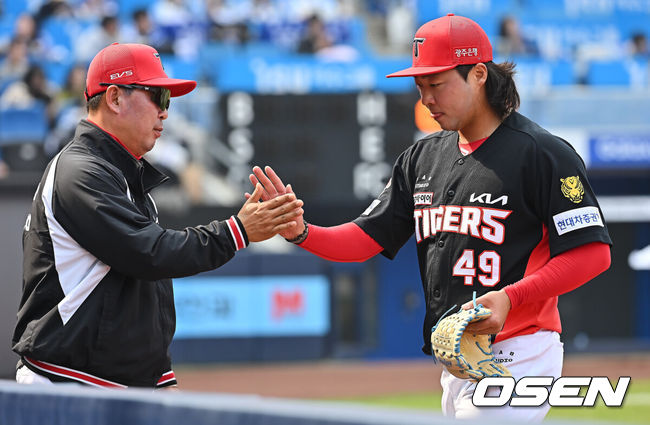 [OSEN=대구, 이석우 기자] 24일 대구삼성라이온즈파크에서 2026 신한 SOL KBO 리그 시범경기 삼성 라이온즈와 KIA 타이거즈의 경기가 열렸다. 홈팀 삼성은 오러클린이, 방문팀 KIA는 아담 올러가 선발 출전했다. KIA 타이거즈 김범수가 투구를 마치고 하이파이브를 하고 있다. 2026.03.24 / foto0307@osen.co.kr