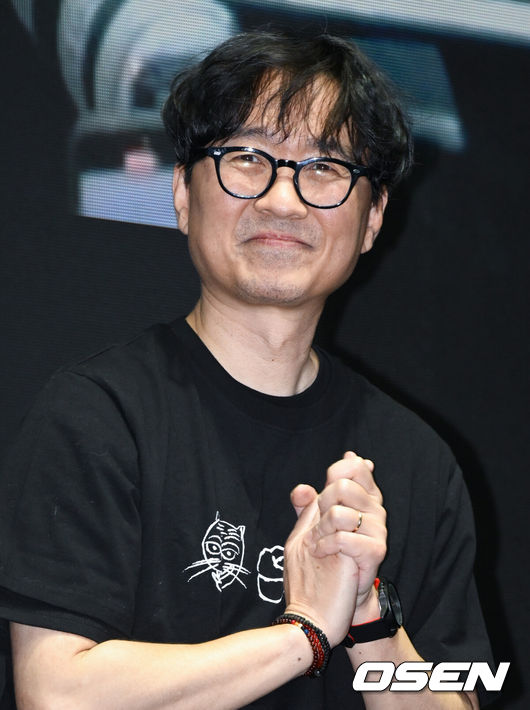 [OSEN=조은정 기자]영화 ‘왕과 사는 남자(감독 장항준)’ 천만 관객 감사 무대인사가 17일 서울 메가박스 코엑스에서 열렸다.'왕과 사는 남자'의 누적 관객 수는 1360만 1732명이다. 국내 역대 박스오피스 공식 통계 기준 흥행 영화 톱10 중 7위인 '아바타'(1362만명)의 기록을 17일 중 넘어설 것으로 예상된다.장항준 감독이 관객과의 시간을 갖고 있다. 2026.03.17 /cej@osen.co.kr