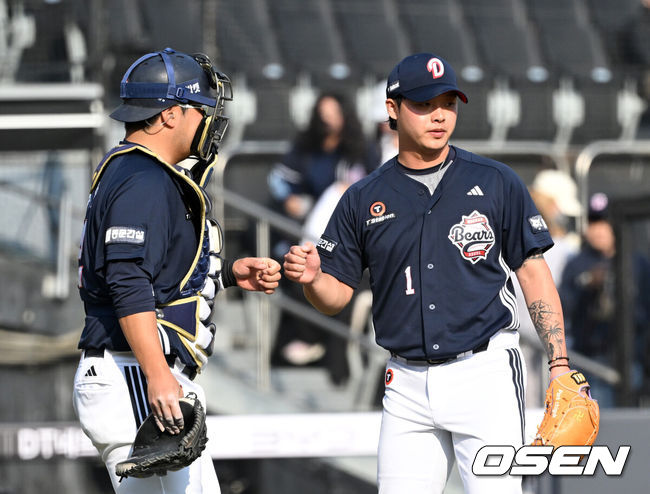 [OSEN=수원, 이대선 기자] 두산이 화끈한 장타쇼와 돌아온 에이스의 역투를 앞세워 마법사군단을 꺾었다.프로야구 두산 베어스는 23일 수원KT위즈파크에서 열린 2026 KBO리그 시범경기에서 KT 위즈를 12-7로 제압했다.두산은 시범경기 7승 1무 3패, 3연승 상승세가 끊긴 KT는 4승 2무 5패가 됐다.경기 종료 후 두산 김기연, 박치국이 승리의 기쁨을 나누고 있다. 2026.03.23 / sunday@osen.co.kr