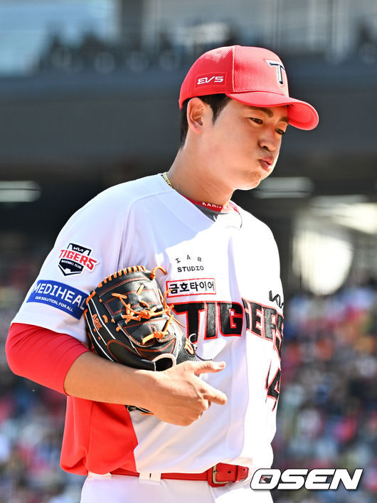 [OSEN=광주, 민경훈 기자] 14일 광주기아챔피언스필드에서 2026 신한 SOL KBO리그 시범경기 KIA 타이거즈와 KT 위즈의 경기가 열렸다.시범경기는 12일부터 오는 24일까지 진행되며, 각 팀이 12경기씩 치러 총 60경기가 펼쳐진다.5회초를 마친 KIA 이태양이 아쉬워하고 있다. 2026.03.14 / rumi@osen.co.kr