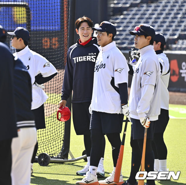 [OSEN=대전, 박준형 기자] 20일 오후 대전 한화생명볼파크에서 2026 신한 SOL KBO 리그 시범경기 한화 이글스와 KIA 타이거즈의 경기를 진행됐다.전날 한화는 4-5로 끌려가다 9회말 허인서의 동점 홈런과 김태연의 끝내기 홈런으로 7-5 역전승을 거두고 2연패를 끊었다.경기 앞두고 KIA 이태양이 한화 선수들과 즐거운 대화를 나누고 있다.    2026.03.20 / soul1014@osen.co.kr