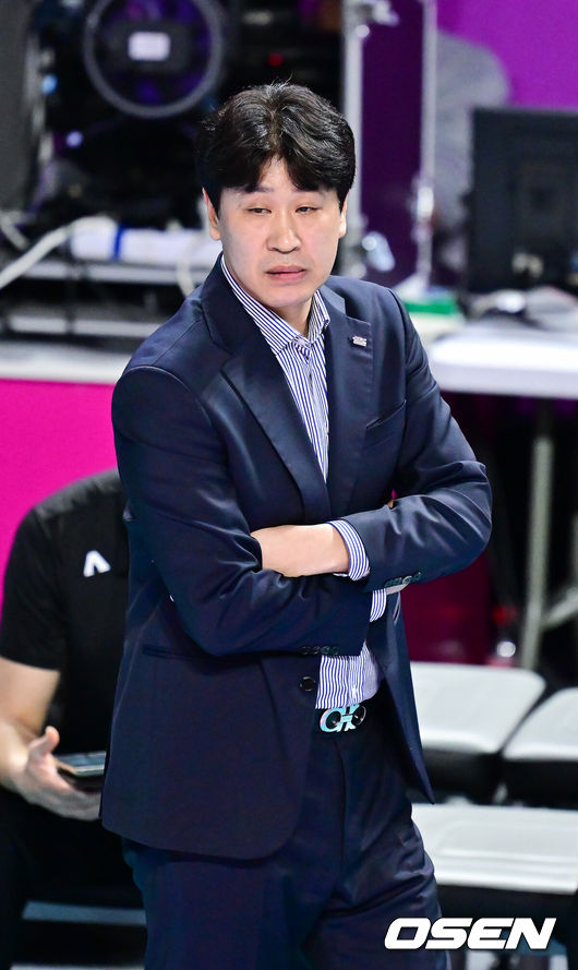 [OSEN=삼산체(인천), 박준형 기자] 13일 오후 인천 삼산월드체육관에서 진에어 2025-26 여자배구 V리그 흥국생명과 한국도로공사의 경기가 진행됐다.한국도로공사는 이날 경기에서 승리하면 남은 일정과 관계없이 정규리그 정상과 챔피언결정전 직행을 확정할 수 있다. 1세트 한국도로공사 김종민 감독이 경기를 지켜보고 있다2026.03.13 / soul1014@osen.co.kr