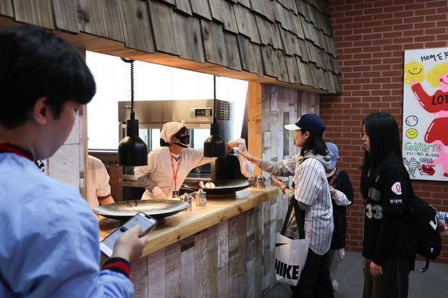 롯데 자이언츠가2026시즌 개막을 앞두고 사직야구장F&B매장을 개편하고 주문 시스템을 리뉴얼했다.사직야구장을 찾는 팬들은 다양한 먹거리와 편리한 주문 서비스를 이용할 수 있다. / 롯데 자이언츠