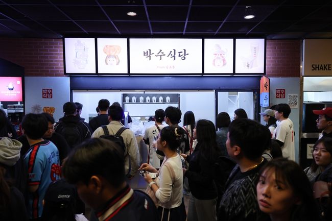 롯데 자이언츠가2026시즌 개막을 앞두고 사직야구장F&B매장을 개편하고 주문 시스템을 리뉴얼했다.사직야구장을 찾는 팬들은 다양한 먹거리와 편리한 주문 서비스를 이용할 수 있다. / 롯데 자이언츠