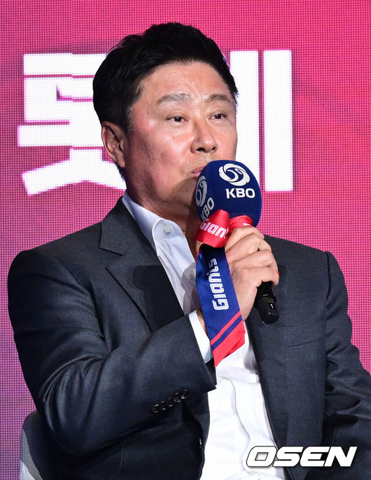 [OSEN=조은정 기자] 2026 신한 SOL KBO 리그 미디어데이&팬페스트 행사가 26일 서울 송파구 롯데호텔 월드에서 열렸다.2026 KBO 리그 정규 시즌은 오는 28일 인천(KIA-SSG), 잠실(LG-KT), 대구(삼성-롯데), 창원(NC-두산), 대전(한화-키움) 등 5개 구장에서 개막한다.롯데 김태형 감독이 출사표를 던지고 있다. 2026.03.26 /cej@osen.co.kr