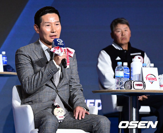 [OSEN=조은정 기자] 2026 신한 SOL KBO 리그 미디어데이&팬페스트 행사가 26일 서울 송파구 롯데호텔 월드에서 열렸다.2026 KBO 리그 정규 시즌은 오는 28일 인천(KIA-SSG), 잠실(LG-KT), 대구(삼성-롯데), 창원(NC-두산), 대전(한화-키움) 등 5개 구장에서 개막한다.LG 염경엽 감독이 출사표를 던지고 있다. 2026.03.26 /cej@osen.co.kr