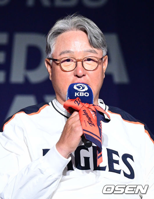[OSEN=조은정 기자] 2026 신한 SOL KBO 리그 미디어데이&팬페스트 행사가 26일 서울 송파구 롯데호텔 월드에서 열렸다.2026 KBO 리그 정규 시즌은 오는 28일 인천(KIA-SSG), 잠실(LG-KT), 대구(삼성-롯데), 창원(NC-두산), 대전(한화-키움) 등 5개 구장에서 개막한다.한화 김경문 감독이 출사표를 던지고 있다. 2026.03.26 /cej@osen.co.kr