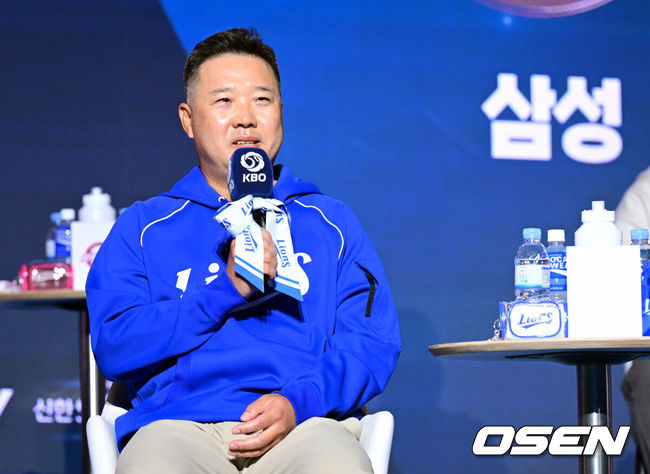 [OSEN=조은정 기자] 2026 신한 SOL KBO 리그 미디어데이&팬페스트 행사가 26일 서울 송파구 롯데호텔 월드에서 열렸다.2026 KBO 리그 정규 시즌은 오는 28일 인천(KIA-SSG), 잠실(LG-KT), 대구(삼성-롯데), 창원(NC-두산), 대전(한화-키움) 등 5개 구장에서 개막한다.삼성 박진만 감독이 출사표를 던지고 있다. 2026.03.26 /cej@osen.co.kr