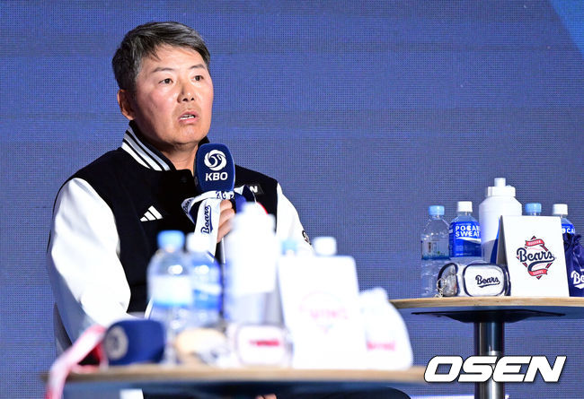 [OSEN=조은정 기자] 2026 신한 SOL KBO 리그 미디어데이&팬페스트 행사가 26일 서울 송파구 롯데호텔 월드에서 열렸다.2026 KBO 리그 정규 시즌은 오는 28일 인천(KIA-SSG), 잠실(LG-KT), 대구(삼성-롯데), 창원(NC-두산), 대전(한화-키움) 등 5개 구장에서 개막한다.두산 김원형 감독이 출사표를 던지고 있다. 2026.03.26 /cej@osen.co.kr