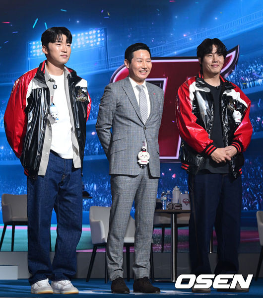 [OSEN=조은정 기자] 2026 신한 SOL KBO 리그 미디어데이&팬페스트 행사가 26일 서울 송파구 롯데호텔 월드에서 열렸다.2026 KBO 리그 정규 시즌은 오는 28일 인천(KIA-SSG), 잠실(LG-KT), 대구(삼성-롯데), 창원(NC-두산), 대전(한화-키움) 등 5개 구장에서 개막한다.LG 박해민, 염경엽 감독, 임찬규가 포즈를 취하고 있다. 2026.03.26 /cej@osen.co.kr