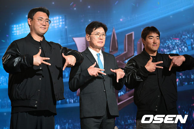 [OSEN=조은정 기자] 2026 신한 SOL KBO 리그 미디어데이&팬페스트 행사가 26일 서울 송파구 롯데호텔 월드에서 열렸다.2026 KBO 리그 정규 시즌은 오는 28일 인천(KIA-SSG), 잠실(LG-KT), 대구(삼성-롯데), 창원(NC-두산), 대전(한화-키움) 등 5개 구장에서 개막한다.KT 장성우, 이강철 감독, 안현민이 포즈를 취하고 있다. 2026.03.26 /cej@osen.co.kr