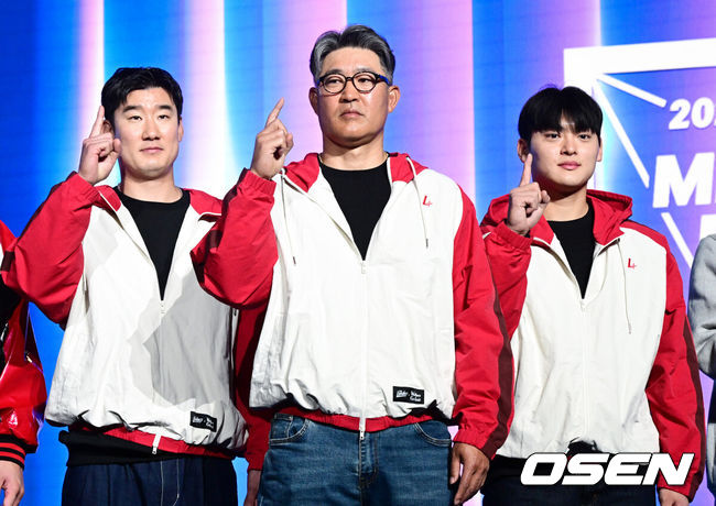 [OSEN=조은정 기자] 2026 신한 SOL KBO 리그 미디어데이&팬페스트 행사가 26일 서울 송파구 롯데호텔 월드에서 열렸다.2026 KBO 리그 정규 시즌은 오는 28일 인천(KIA-SSG), 잠실(LG-KT), 대구(삼성-롯데), 창원(NC-두산), 대전(한화-키움) 등 5개 구장에서 개막한다.SSG 오태곤(왼쪽부터), 이숭용 감독, 조병현이 포즈를 취하고 있다. 2026.03.26 /cej@osen.co.kr