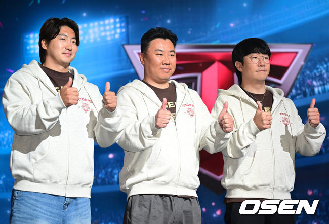 [OSEN=조은정 기자] 2026 신한 SOL KBO 리그 미디어데이&팬페스트 행사가 26일 서울 송파구 롯데호텔 월드에서 열렸다.2026 KBO 리그 정규 시즌은 오는 28일 인천(KIA-SSG), 잠실(LG-KT), 대구(삼성-롯데), 창원(NC-두산), 대전(한화-키움) 등 5개 구장에서 개막한다.KIA 나성범, 이범호 감독, 양의지가 포즈를 취하고 있다. 2026.03.26 /cej@osen.co.kr