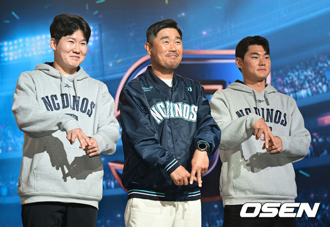 [OSEN=조은정 기자] 2026 신한 SOL KBO 리그 미디어데이&팬페스트 행사가 26일 서울 송파구 롯데호텔 월드에서 열렸다.2026 KBO 리그 정규 시즌은 오는 28일 인천(KIA-SSG), 잠실(LG-KT), 대구(삼성-롯데), 창원(NC-두산), 대전(한화-키움) 등 5개 구장에서 개막한다.NC 박민우, 이호준 감독, 김주원이 포즈를 취하고 있다. 2026.03.26 /cej@osen.co.kr