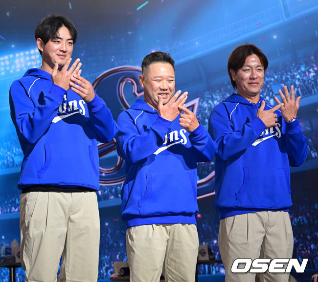 [OSEN=조은정 기자] 2026 신한 SOL KBO 리그 미디어데이&팬페스트 행사가 26일 서울 송파구 롯데호텔 월드에서 열렸다.2026 KBO 리그 정규 시즌은 오는 28일 인천(KIA-SSG), 잠실(LG-KT), 대구(삼성-롯데), 창원(NC-두산), 대전(한화-키움) 등 5개 구장에서 개막한다.삼성 구자욱, 박진만 감독, 강민호가 포즈를 취하고 있다. 2026.03.26 /cej@osen.co.kr