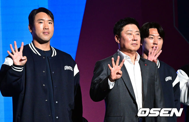 [OSEN=조은정 기자] 2026 신한 SOL KBO 리그 미디어데이&팬페스트 행사가 26일 서울 송파구 롯데호텔 월드에서 열렸다.2026 KBO 리그 정규 시즌은 오는 28일 인천(KIA-SSG), 잠실(LG-KT), 대구(삼성-롯데), 창원(NC-두산), 대전(한화-키움) 등 5개 구장에서 개막한다.롯데 전준우(왼쪽부터), 김태형 감독, 전민재가 포즈를 취하고 있다. 2026.03.26 /cej@osen.co.kr