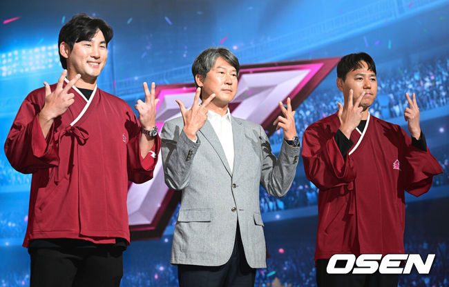 [OSEN=조은정 기자] 2026 신한 SOL KBO 리그 미디어데이&팬페스트 행사가 26일 서울 송파구 롯데호텔 월드에서 열렸다.2026 KBO 리그 정규 시즌은 오는 28일 인천(KIA-SSG), 잠실(LG-KT), 대구(삼성-롯데), 창원(NC-두산), 대전(한화-키움) 등 5개 구장에서 개막한다.키움 임지열, 설종진 감독, 하영민이 포즈를 취하고 있다. 2026.03.26 /cej@osen.co.kr